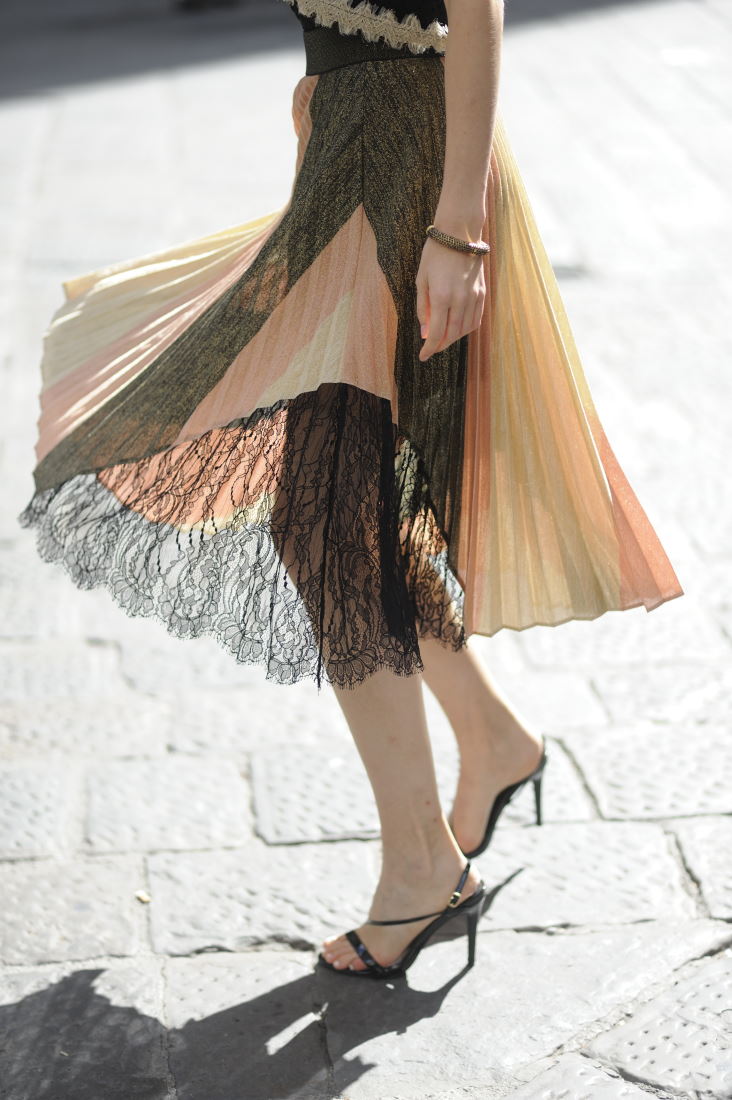 IZABELLA striped knit pleated skirt with lace